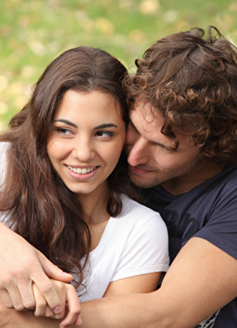 Arada bir gerginlik varken, aniden arkadan gelip omuz üzerine öpücük konduran erkek pişmanlığını ve sevgisini dile getiriyor demektir.