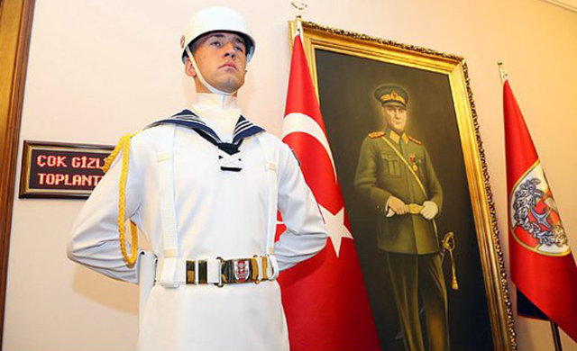 14. Kapalı kapılar ardında yapılan devletler arası görüşmeleri dinleyip not tutmak...