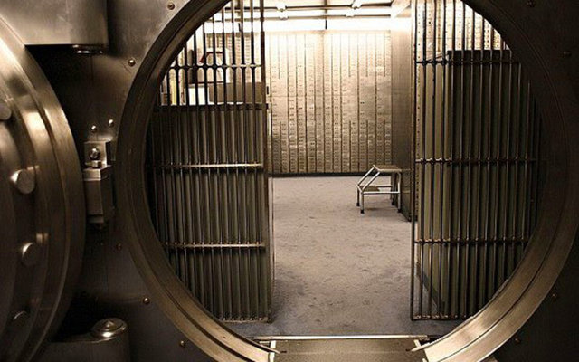 7. Büyük market poşetlerinden 3-5 tane alıp bir banka şubesini ziyaret etmek