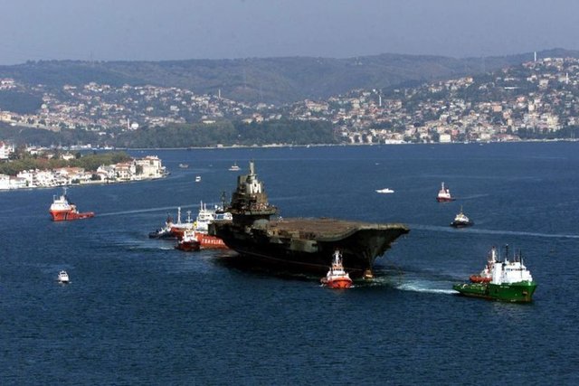 Rusya Dışişleri Bakanı Sergey Lavrov'un Türkiye boğazlarını kullanarak Karadeniz'e açılan ABD savaş gemilerinin Montrö Sözleşmesi'ne aykırı hareket ettiği iddiasında bulundu.