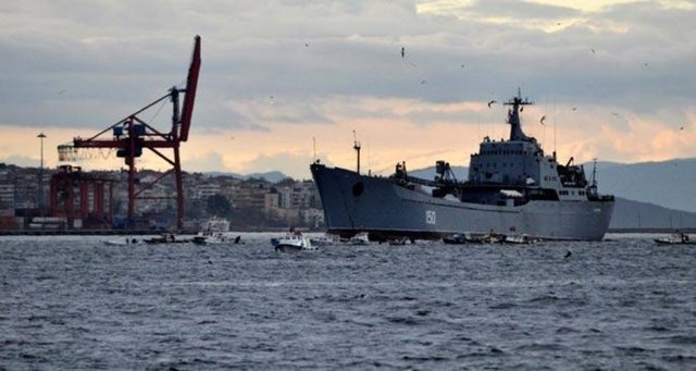 Rus Donanmasına ait 3 savaş gemisi Cuma günü Çanakkale Boğazı'ndan geçiş yapmıştı.