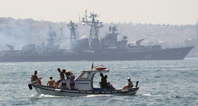 Ukrayna'daki sıcak gelişmeler AB ülkelerine ait savaş gemilerinin de Türkiye Boğazlarına yönelmelerine neden oldu.