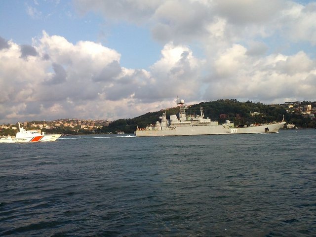 Rus savaş gemisine boğaz geçişi sırasında Türk Sahil Güvenlik botu eşlik etti.