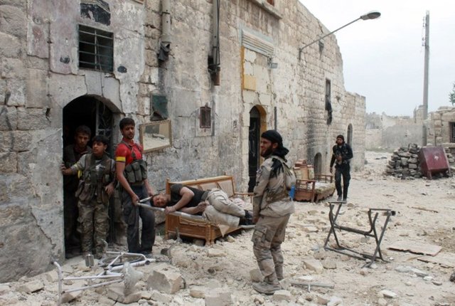 Semra ve Sabine'nin ailesi ise şokta. Aileler, çocuklarının "İslam adına savaşmak için" Suriye'ye gittiğine bir türlü inanamıyor.