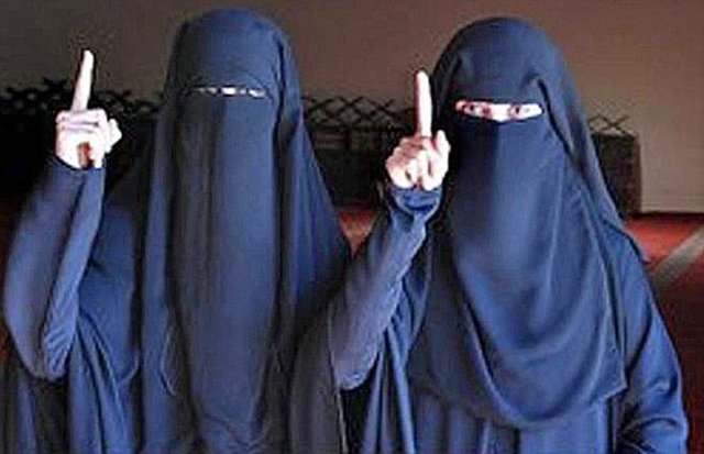 İki kafadar ailelerine bıraktığı veda mektuplarında, "Doğru yolu bulduk. İslam adına savaşmak için Suriye'ye gidiyoruz. Cennette görüşürüz" mesajı bıraktılar. -