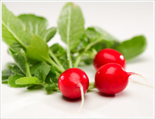 Turp -  - C vitamininden, saçlara ve tırnaklara iyi gelen B6 vitamininden, magnezyum, kalsiyum ve potasyumdan zengin turp aynı zamanda kalorisi çok düşük sebzeler arasında.