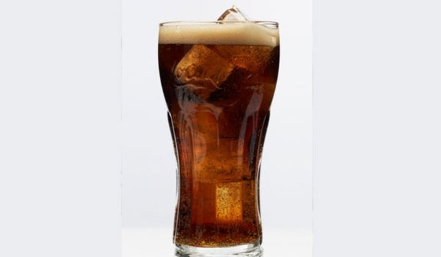 Coca-Cola, Pepsi ve Dr. Pepper bunu gönüllü olarak yapıyor ve içindekiler listesinin sonuna küçük puntolarla yazıyor.
