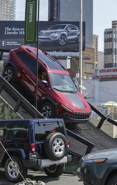 Jeep -  - Fuar alanına Jeep firması için özel parkur kuruldu. SUV meraklıları Jeep modellerini araç içinde metrelerce yükseğe tırmanarak test etti. Fotoğrafta platforma tırmanan Jeep Cherokee görülüyor.