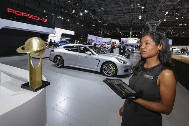 Porsche 911 GT3 -  - ''En İyi Performans" ödülünü Porsche 911 GT3 aldı. Fotoğrafta Porsche pavyonu yer alıyor.