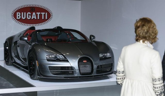 Bugatti Veyron -  - Bugatti'nin ünlü Veyron modeli ise rakiplerine göre daha mütavazı bir alanda sergilendi.