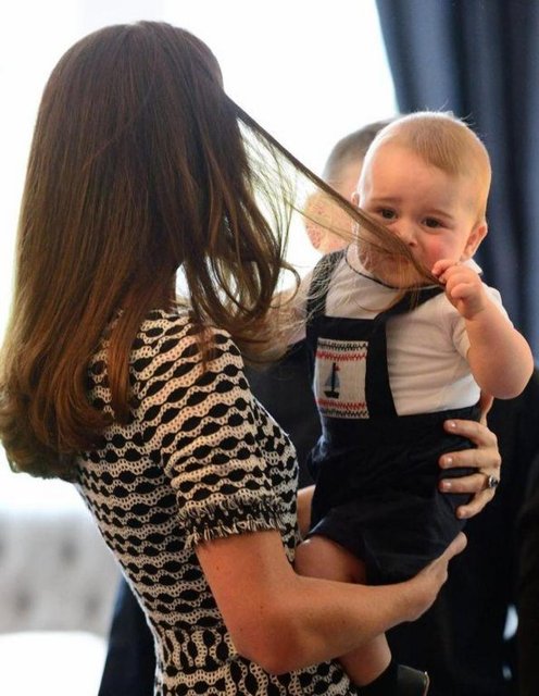 Özellikle Düşes Kate Middleton'ın yaşadığı zor anlara ait fotoğraflar gündem yaratıyor.