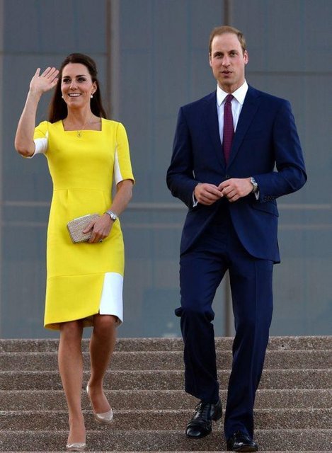 Elbisenin rengi o kadar parlaktı ki Kate Middleton, ayaüstü sohbet ettiği Heather Easton isimli bir kadına "Görenler muza benzediğimi söylüyor" demişti.