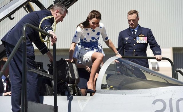 Düşes son olarak Avustralya'nın Brisbane kenti yakınlarındaki Amberley askeri üssünde RAAF Super Hornet uçağının kokpitine binmeye çalışırken frikik verdi.