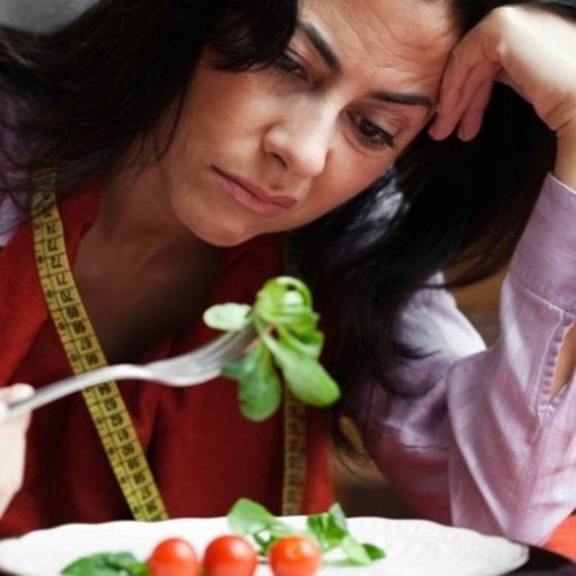 Sürekli sıkı ve aynı şekilde diyet yapmanın kortizol seviyesini %18 arttırdığı yapılan araştırma sonuçlarında ortaya çıkmıştır. Ayrıca kortizol seviyemiz ani artış gösterdiğinde kan şekerimizde önce çok hızlı yükselip ani şekilde düşerek bozulmaktadır.