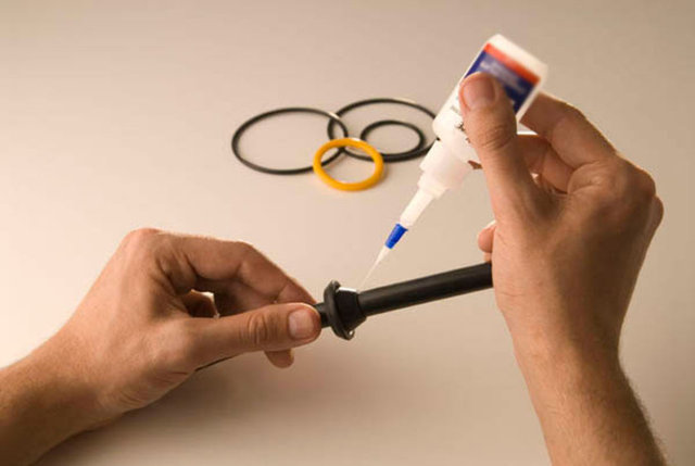 YAPIŞTIRICI:  Yanıcı, patlayıcı, cildi tahriş edici, ciğere zarar verici, cilt ve gözleri yakıcıdır.