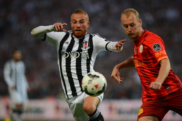 Beşiktaş'ın milli futbolcusu Gökhan Töre, bir eğlence mekanında çıkan olayda silahla yaralandı.