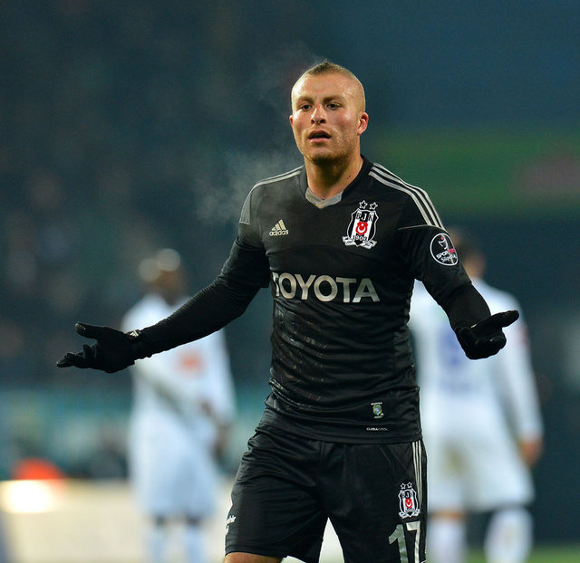 Beşiktaş Kulübü'nden yapılan açıklamada, Gökhan Töre'nin bir saldırganın tabancasından çıkan kurşunun sekerek omzuna isabet etmesi sonucu yaralandığı bildirildi.