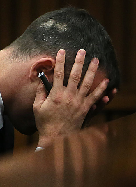 Steenkamp'ın her duruşmaya katılan annesi June Steenkamp da mahkemede sürekli ağlayan, kusan, ellerini başına götüren ünlü atletin "oynadığını" iddia etmişti.