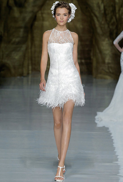 Uzun olmasına alıştığımız gelinlik boylarının bu sene kısalacağını göreceğiz. Mini gelinlikler de senenin trendleri arasında.