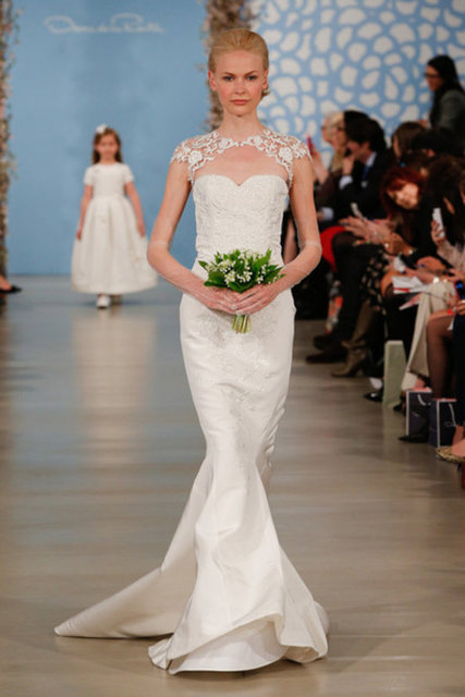 Straplez modeller ile omuzların ve omuz detaylarının vurgulanacağı yeni sezonda, straplez gelinliklerde omuz işlemeleri  ön planda olacak.