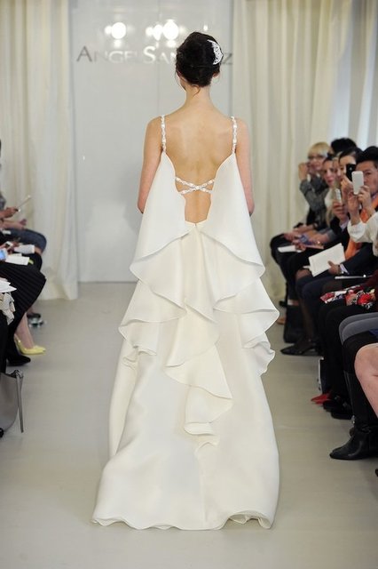 Sırt dekolteli modeller ama özellikle çapraz sırt dekoltesini tercih edebilirsiniz.