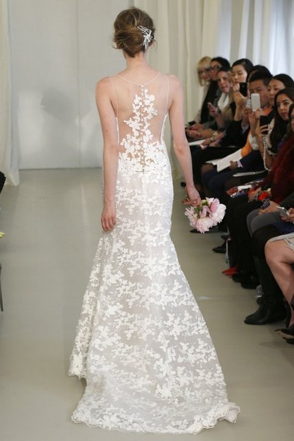 Çiçek süslemelerin gelinliklerin  etek uçlarında, kollarında ve bel kısımlarında sıkça kullanıldığına şahit olacağız.