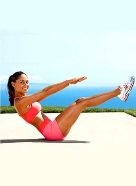 Karnınızı düzleştirin! -  - ilk olarak uzanın ve kollarınızı vücut hizanıza getirin. Ayaklarınızı yukarı doğru kaldırın ve kollarınızıda kalça bölgenize paralel gelecek şekilde kaldırın. Bu hareketi 12 kez tekrarlayın.