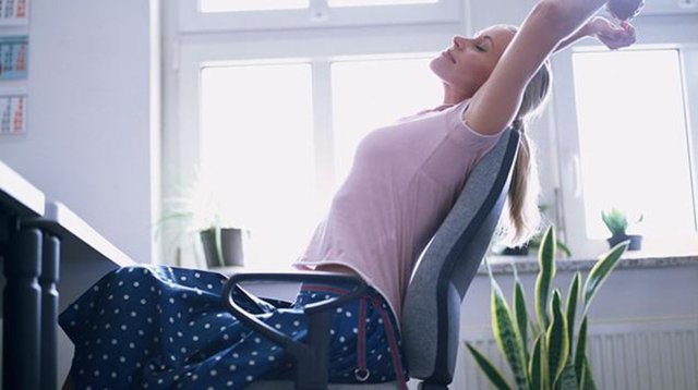 Vücudunuzu esnetin, gerinin:  - Oturduğunuz yerden kalkıp temel esneme egzersizleri yapmak gün içinde stresle başa çıkmanızda size yardımcı olacaktır. Hatta otururken bile arada gerinmeyi ve vücudunuzu gevşetmeyi ihmal etmeyin.  -