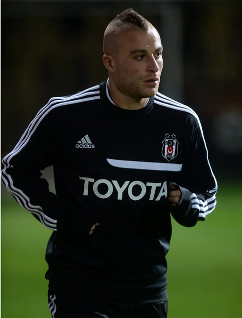 Beşiktaşlı oyuncu Gökhan Töre, Fenerbahçe maçının ardından arkadaşlarıyla gittiği eğlence kulübünde bir kavganın arasında kaldı.