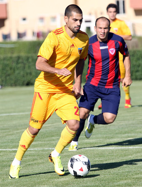 Taner Yalçın. Kayserisporlu oyuncu da seken kurşunlar nedeniyle yaralandı.