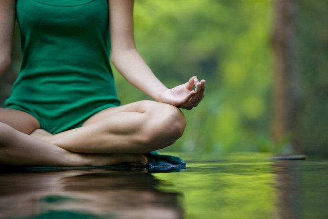 Ayrıca yoga, akupunktur ve masajda saç dökülmesine karşı iyi gelen yöntemler olarak biliniyor.