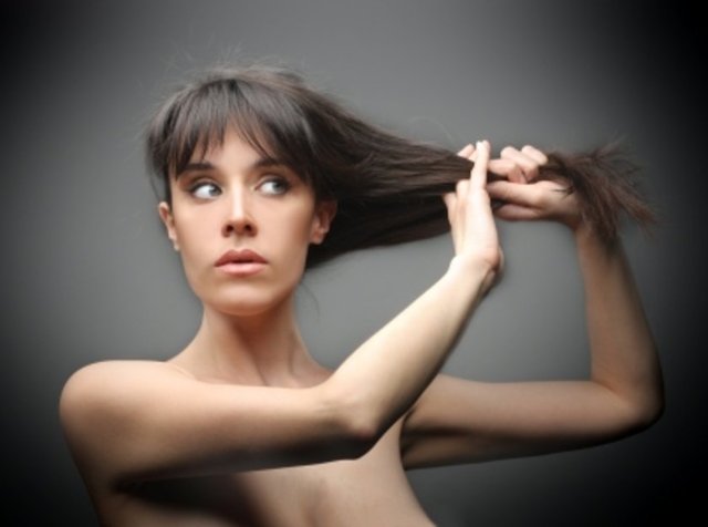Hormonal düzensizlikler ve değişiklikler ise gebelikte, doğum sonrası, menopozun başlangıcında veya doğum kontrol haplarının ani kesilmesiyle geçici saç kayıplarına yol açabilir.