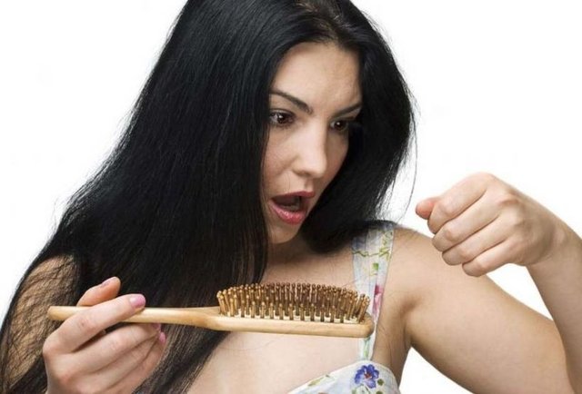 Modern yaşamın getirdiği sorunlardan birisde saç dökülmesi! Babalarımızın 40'lı yaşlardan itibaren yaşadığı sorun günümüzde 20'li yaşlara inmiş durumda.