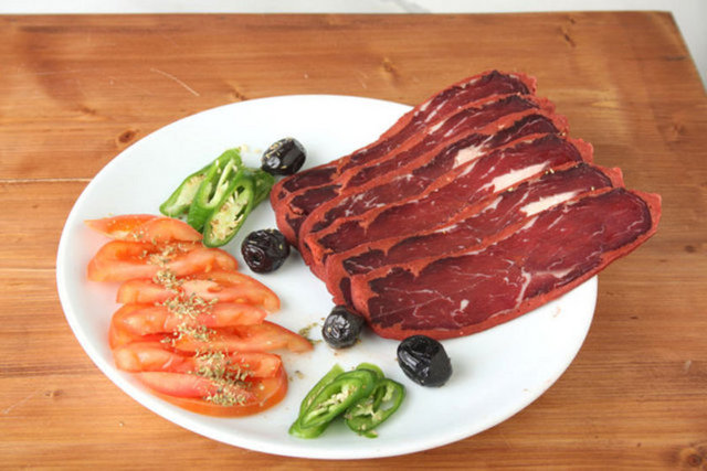 Yani her yüz kişiden 5'i bağırsak kanserine yakalanmaktadır. Şayet günde 50 gram işlenmiş et ürünü tüketilirse; risk yüzde 21 artarak, 5 kişi yerine 6 kişi bağırsak kanseri olacaktır.