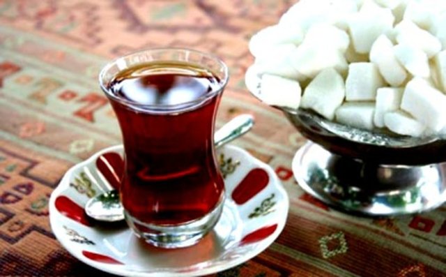 "Özellikle Erzurumlular 'kıtlama' denilen yöntemle ağızda şekeri tutarak çayı sıcak aşırı sıcak tüketirler."