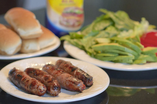 Yapılan araştırmalara göre sosis, salam, sucuk ve pastırma gibi işlenmiş et ürünlerinden günde 50 gram tüketmek, bağırsak kanserine yakalanma riskini yüzde 21 artırmaktadır.