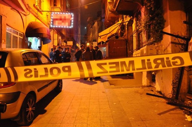 Silah sesleri üzerine apartman sakinleri durumu, polis ve sağlık ekiplerine bildirdi.