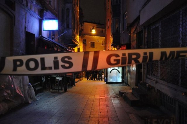 İddiaya göre, Çağla Joker takma adlı İsmail Öztürk (25) ile Nalan takma adlı Mehmet Kaptuğ (45), henüz kimliği tespit edilemeyen 2 kişi tarafından kaldıkları evde tabancayla vuruldu.