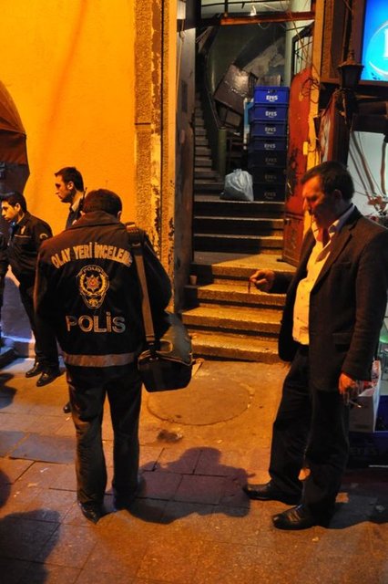 Olay, saat 01.30 sıralarında Beyoğlu Kamer Hatun Mahallesi Daracık Sokak'ta bulunan bir apartmanda meydana geldi.