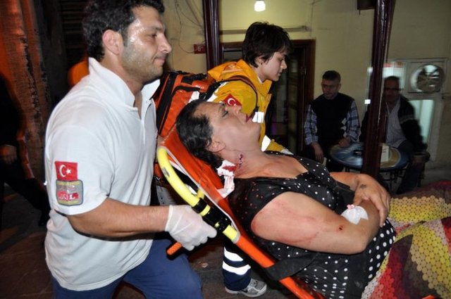 Beyoğlu'nda bir evde kalan 2 travesti, 2 şüpheli tarafından silahlı saldırıya uğradı.