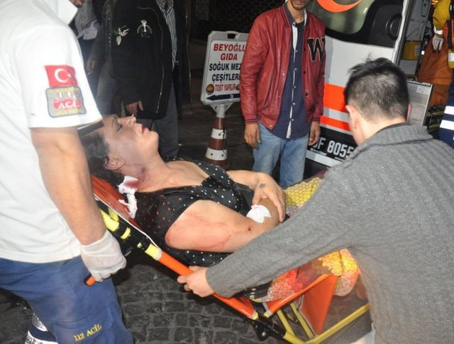 Saldırı sonucu İsmail Öztürk göğsünden, Mehmet Kaptuğ da boynundan yaralandı.