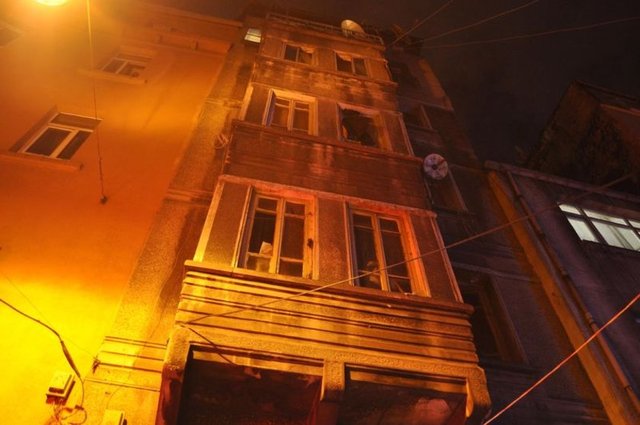 "Silah seslerini duyduk. Sonra biri kaçtı. Hemen arkadaşlarımızın bulunduğu kata çıktık. Ben tampon yapmaya başladım, bir arkadaşım da diğer yaralıyla ilgilendi. Apartmandan kaçan tek kişiydi ama iki kişi gelmişler. Ben birini gördüm, diğeri sonra kaçmış.