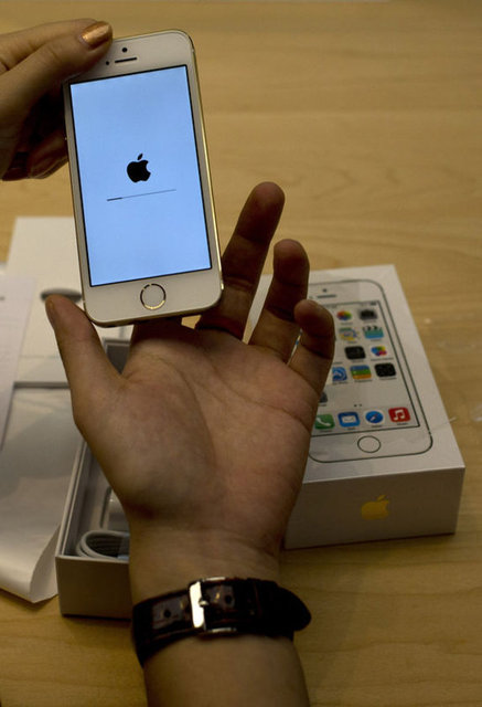 Apple'ın bir önceki işletim sistemi iOS7 beklenilenin aksine büyük hayal kırıklığı yaratmış, Apple iOS 7.1 sürümünü piyasaya sürerek eksiklikleri kapatmaya çalışmıştı.