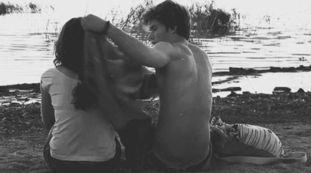 6. Üşüyen kızın yanında montla oturmaz...