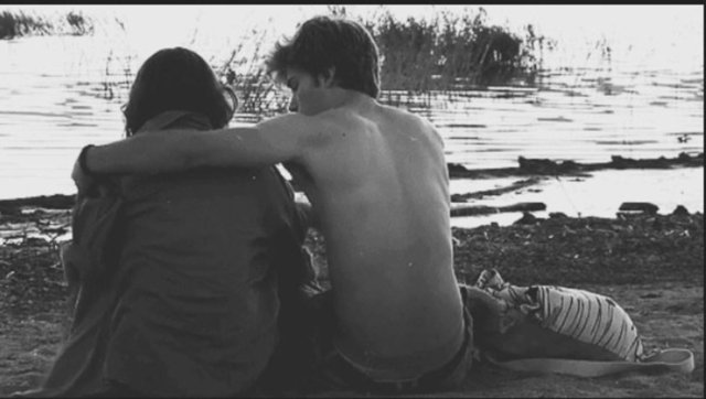 Üşümek erkekliğin şanındandır, dişleri takırdasa, kemikleri kırılsa da yanındaki kız üşürken o montu kendi giymez.