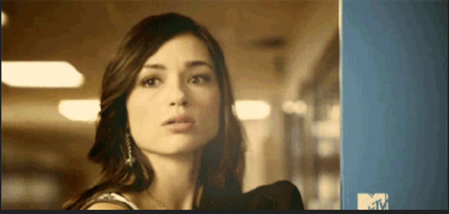 Kendi kıskanmazsa bu da bir arızadır, tümevarım kuralıyla kadın, sevilmediğini düşünür, üzülür. Üzgün bir kadın, dünyayı ortadan kaldırabilecek güce sahiptir.