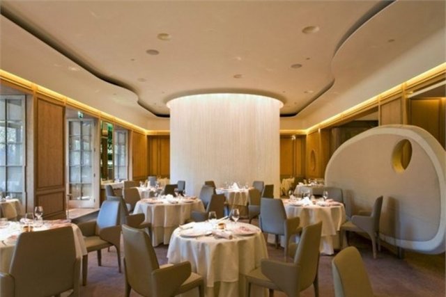Alain Ducasse - Londra'daki restoranda bir akşam yemeğinin kişi başı maliyeti 300 doları aşıyor.