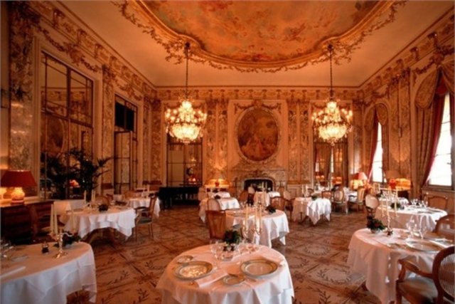 Le Meurice - Paris'in en ünlü restoranlarından Le Meurice'de bir kişinin akşam yemeği maliyeti 524 dolara yakın.