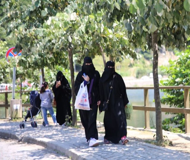 Göl çevresindeki yürüyüş alanı Arap turist kadınlar ve günü birlik gelen ziyaretçilerle dolup taşıyor.