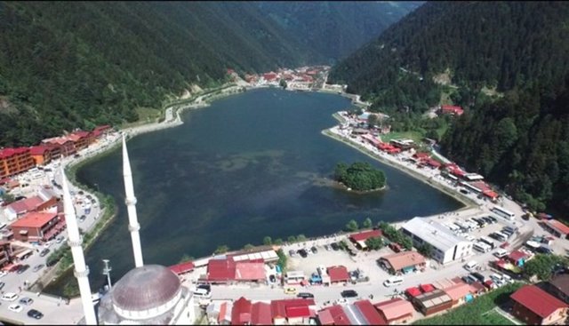 Göl çevresinde bulunan 100'ün üzerinde ahşap otelde doluluk oranı şu anda yüzde yüze ulaştı.